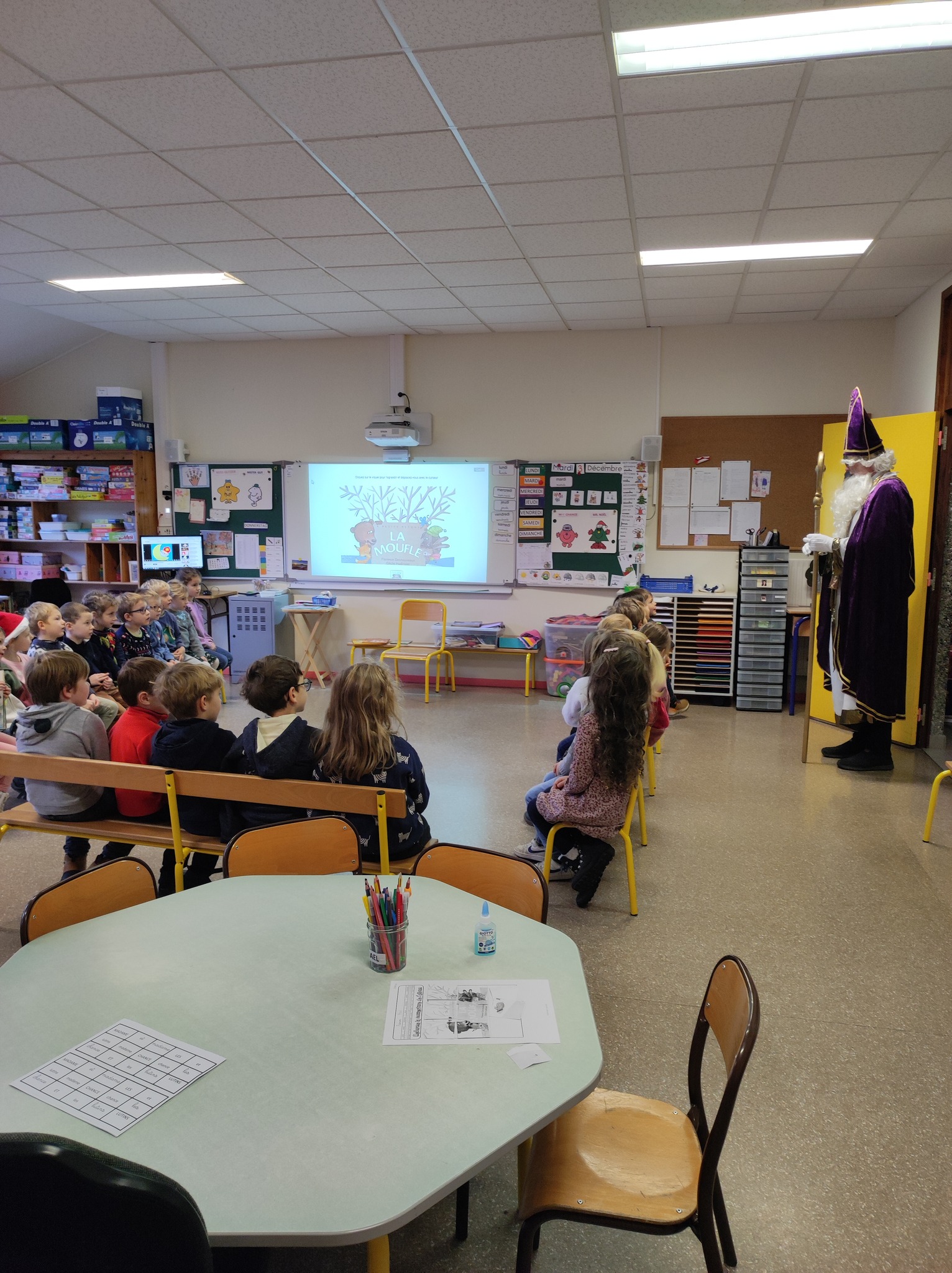 Visuel : Passage du St Nicolas dans les classes des GS et CP et distribution de chocolat chaud et manalas pour tous les lves de l'cole primaire 