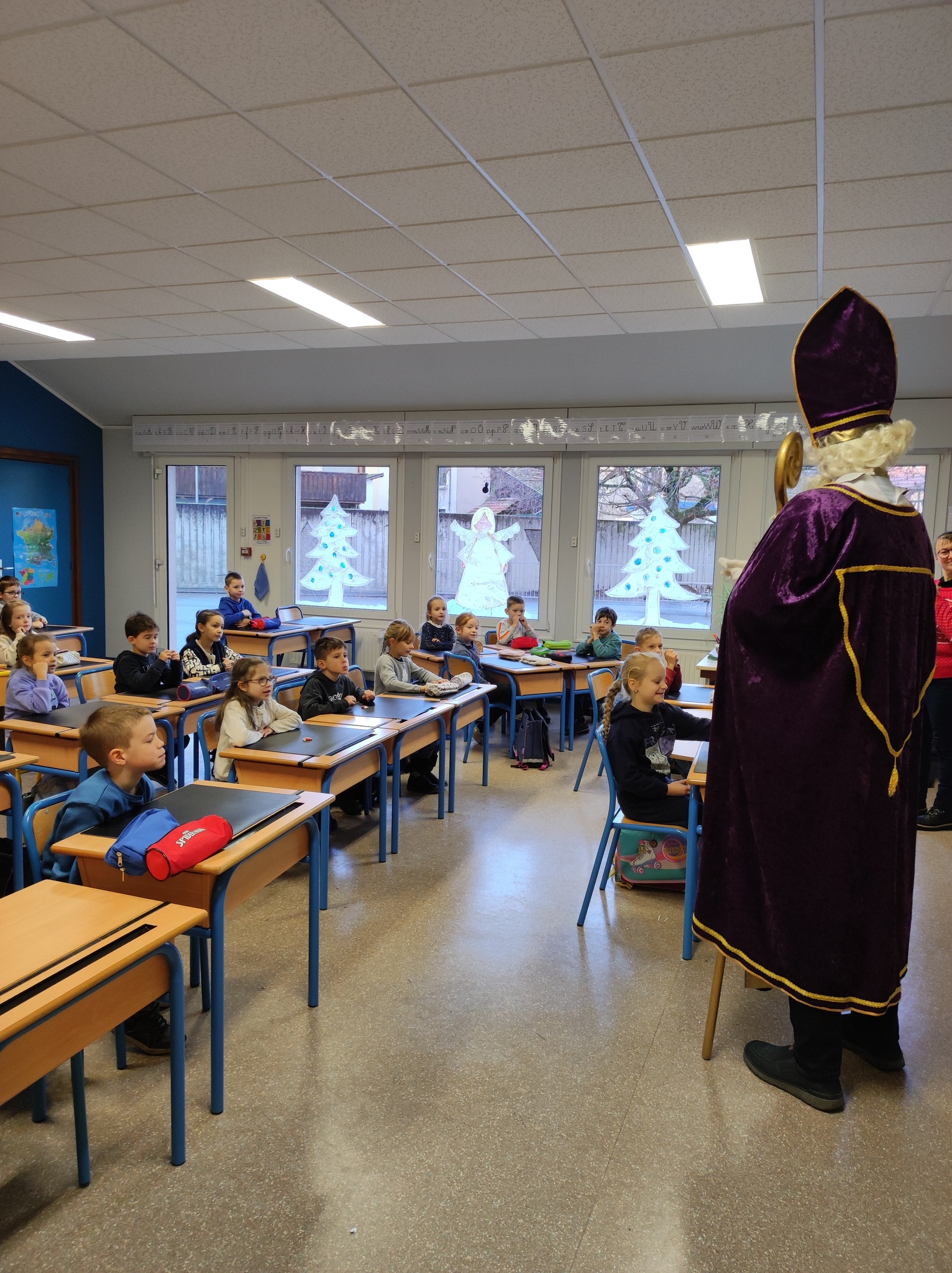 Visuel : Passage du St Nicolas dans les classes des GS et CP et distribution de chocolat chaud et manalas pour tous les lves de l'cole primaire 