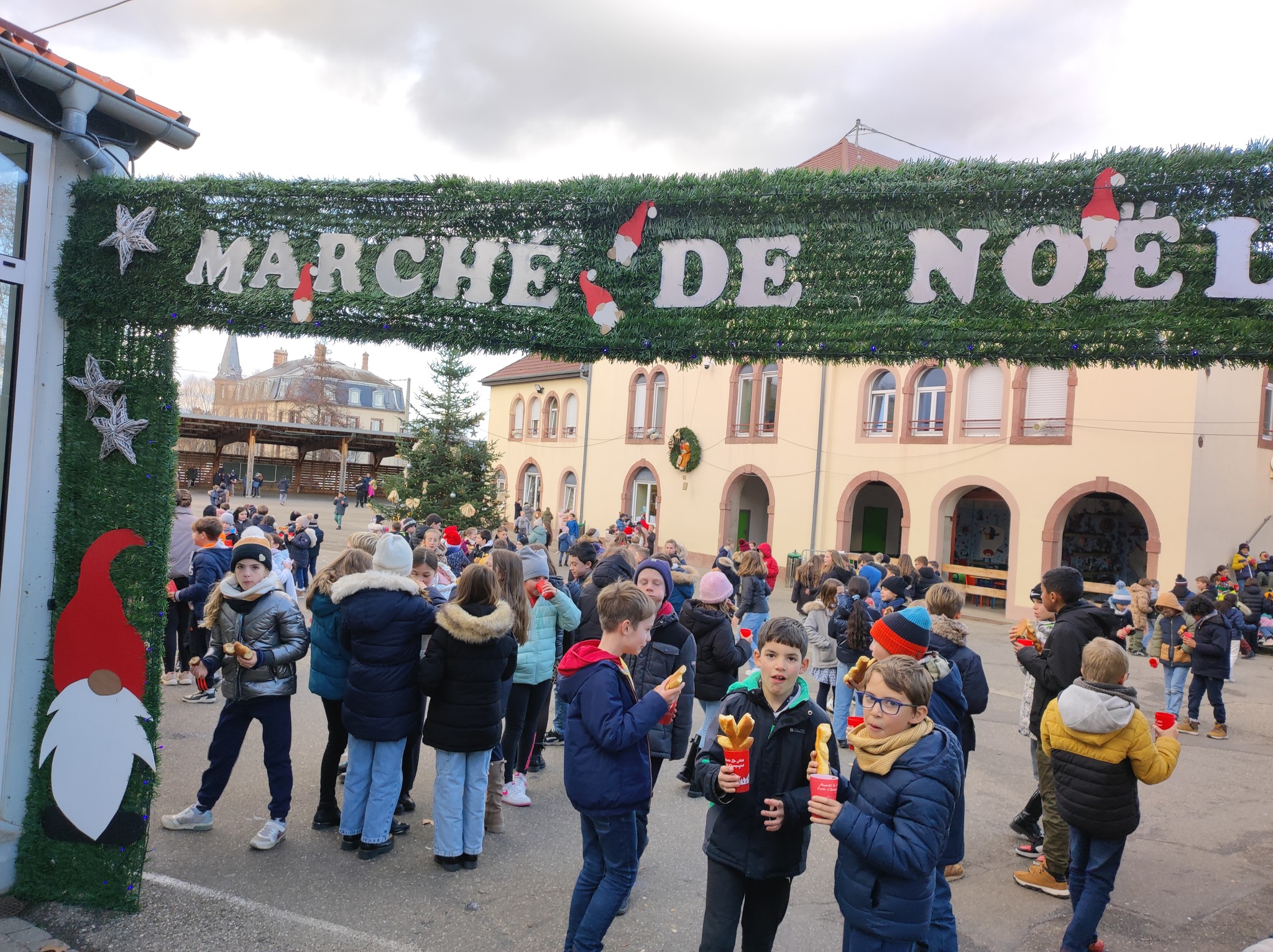 Visuel : Passage du St Nicolas dans les classes des GS et CP et distribution de chocolat chaud et manalas pour tous les lves de l'cole primaire 